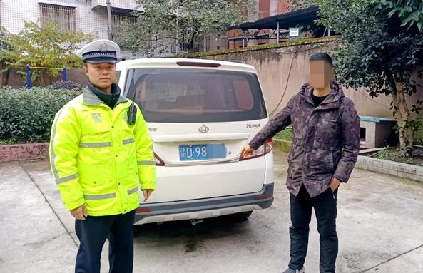 重庆“失驾”男子驾照被暂扣仍开车 交巡警：“失驾”者上路属无证驾驶