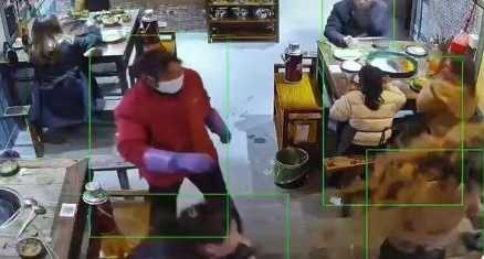 江西九江一火锅店惊现女子泼火锅事件 警方称其患有精神疾病