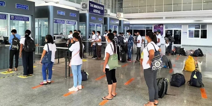 赴泰国打工的缅甸劳工开始通过飞机抵达泰国