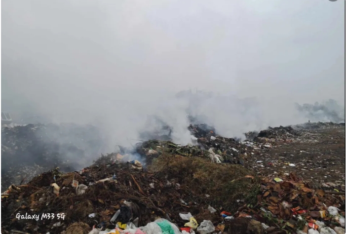 缅北莫宁垃圾场起火，燃烧时间长达2个月，居民叫苦连天：太臭了