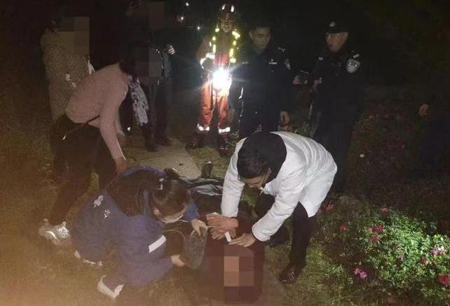 父女吵架后父亲一气之下轻生，民辅警冰冷江水中救回他