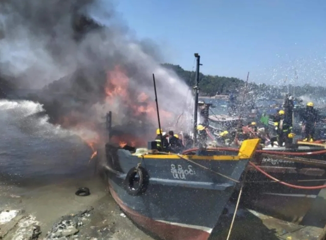 缅甸丹老市一艘客运小船起火