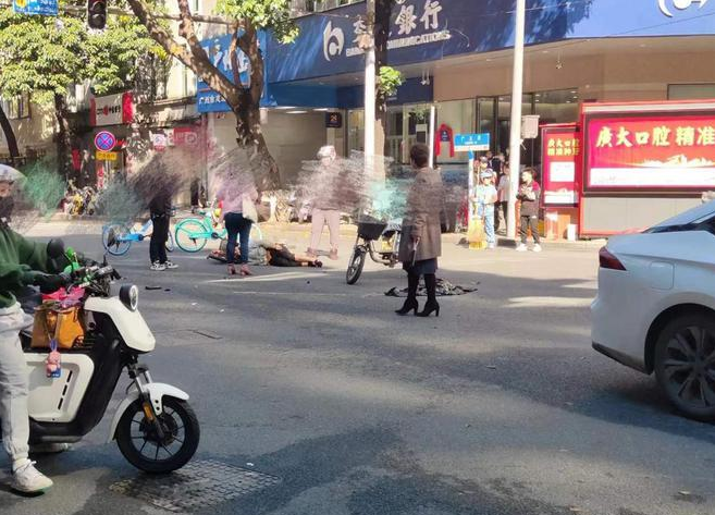广州闹市区突发车祸导致11人受伤，驾驶员迅速被警方控制